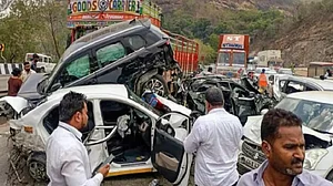 मुंबई-पुणे एक्सप्रेसवे पर बेकाबू ट्रक का कहर, ब्रेक फेल होने पर 11 गाड़ियों को मारी टक्कर, 6 लोग घायल