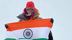 मृत घोषित भारतीय महिला पर्वतारोही माउंट अन्नपूर्णा में जिंदा मिली, रेडियो सिग्नल पर हवाई खोज दल बचाने में जुटा