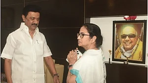 विपक्ष शासित राज्यों में राज्यपालों की भूमिका पर उठने लगे सवाल, ममता ने स्टालिन से की बात