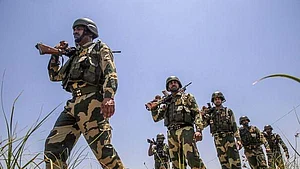 गुजरात के रास्ते भारत में घुसने की कोशिश कर रहा पाकिस्तानी गिरफ्तार, BSF पूछताछ में जुटी