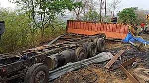झारखंड में भीषण सड़क हादसा, 3 लोगों की मौत, 15 से ज्यादा घायल, बिहार से रांची आ रही बस हादसे का शिकार