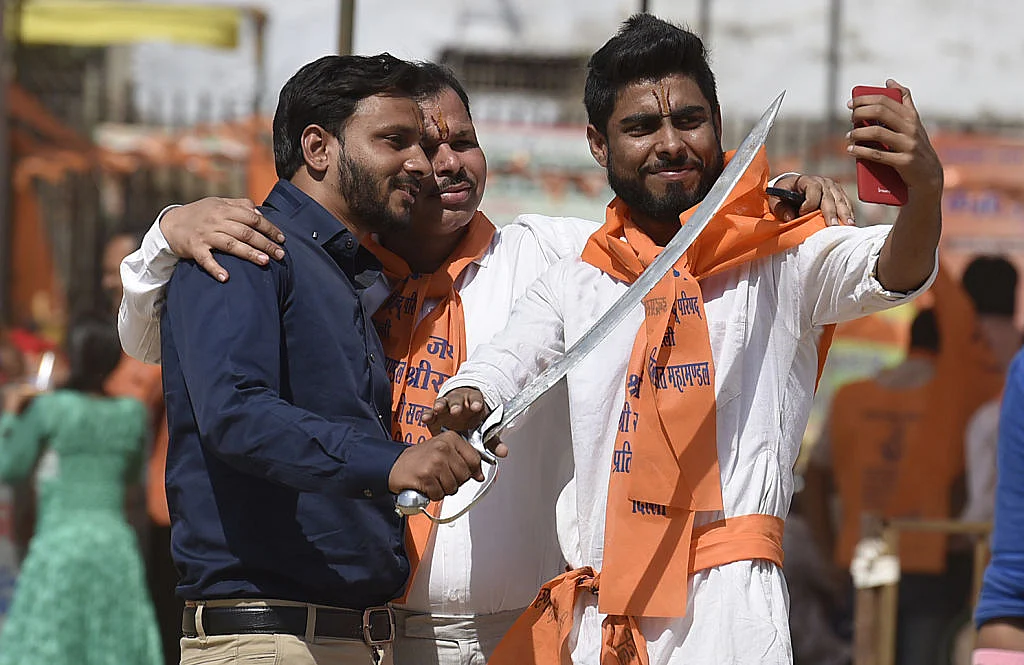 भगवान के नाम पर दंगे! शोभा यात्रा के दौरान ही हिंसा क्यों, इत्तेफाक या साजिश?