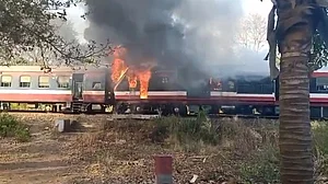 मध्य प्रदेश से गुजरने वाली दो ट्रेन में लगी आग, तेलंगाना एक्सप्रेस, खजुराहो-उदयपुर इंटरसिटी हुई हादसे का शिकार