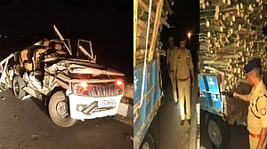 यूपी: पूर्वांचल एक्सप्रेस-वे पर भीषण सड़क हादसे में 5 लोगों की मौत, बांस से लदी ट्रैक्टर-ट्रॉली से टकराई बोलेरो