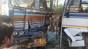 उत्तर प्रदेश: टैंकर और रोडवेज बस की भीषण टक्कर, एक की मौत, 12 लोग घायल