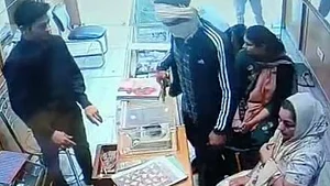 दिल्ली में दिन दहाड़े हथियार की नोक पर ज्वेलरी स्टोर में लूट, बदमाशों ने हवा में की फायरिंग, घटना CCTV में कैद