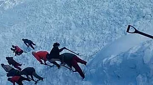 चारधाम यात्रा: केदारनाथ धाम में बीते 18 दिनों से बर्फबारी, प्रभावित हो रही तैयारियां, कई जगह पैदल मार्ग अवरुद्ध