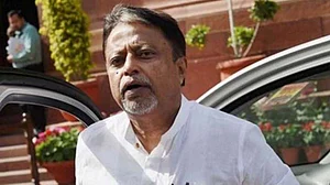लापता होने की खबर के बाद देर रात दिल्ली पहुंचे TMC के वरिष्ठ नेता मुकुल रॉय, बेटे ने दी थी गायब होने की जानकारी