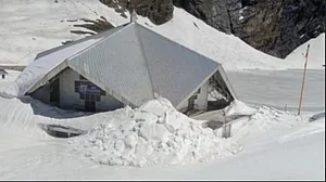 उत्तराखंड में यात्रा पर प्राकृतिक प्रहार! 12 फीट बर्फ के आगोश में है हेमकुंड साहिब, सरोवर भी पूरी तरह बर्फ से ढका