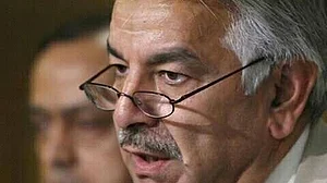 दुनिया: अफगानिस्तान में हमला करेगा पाकिस्तान? और इमरान के सुरक्षा प्रमुख 'मनी लॉन्ड्रिंग' के आरोप में गिरफ्तार