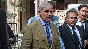 पाकिस्तान में अब सरकार और सुप्रीम कोर्ट में टकराव, शहबाज कैबिनेट ने चुनाव पर आदेश को खारिज किया