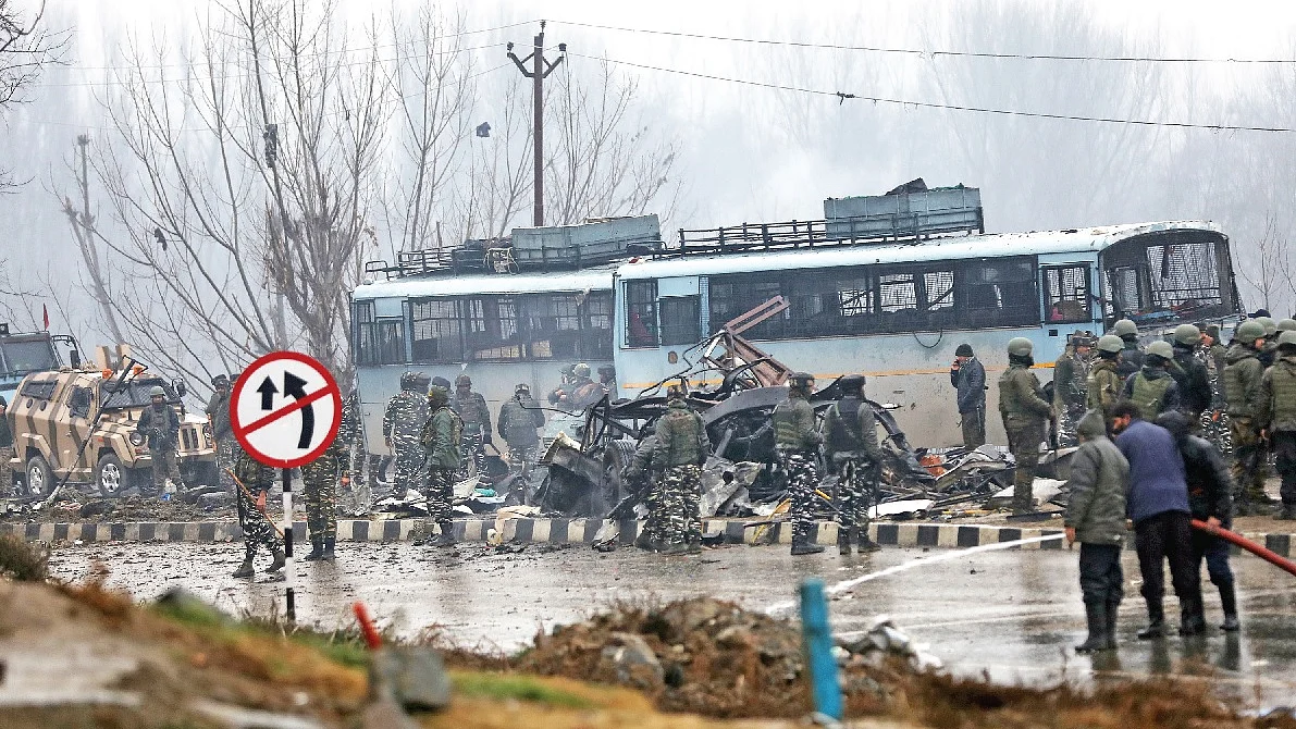 जम्मू-कश्मीर के पुलवामा में हुए आत्मघाती हमले में कम से कम 40 सीआरपीएफ जवानों की मौत हुई थी। इसी को लेकर एक बार फिर सवाल उठ रहे हैं (फोटो- Getty Images)