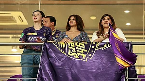 IPL 2023: ईडन गार्डन्स में शाहरूख की बेटी का दिखा दिलकश अंदाज, KKR को सपोर्ट करने दोस्तों संग पहुंची थी सुहाना