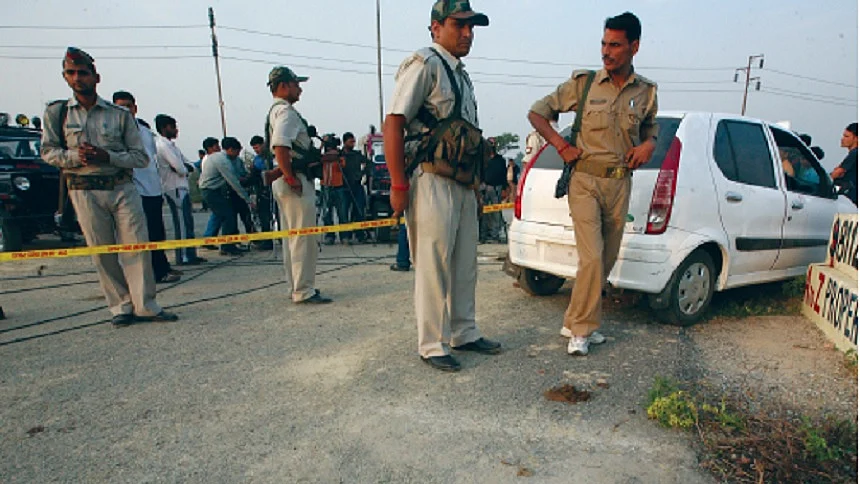 झूठी मुठभेड़ के बाद पुलिस वाले तरह-तरह के सबूत रचते हैं ताकि जांच होने पर पकड़े नहीं जाएं। लेकिन इनकी कलई खुलती रही है और पुलिसवालों को सजा भी मिलती रही है।