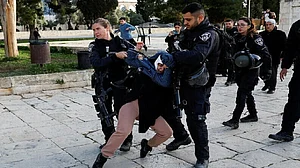 येरुशलम की अल अक्सा मस्जिद में भड़की हिंसा, फिलिस्तीनियों और इजराइली पुलिस में झड़प, फायरिंग से मची भगदड़