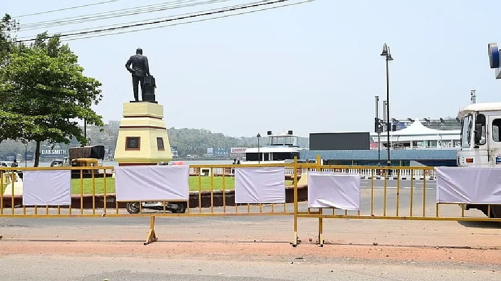 पणजी में कसीनो की ब्रांडिंग वाले बैरिकेड को सफेद कपड़े से छिपा दिया गया है
