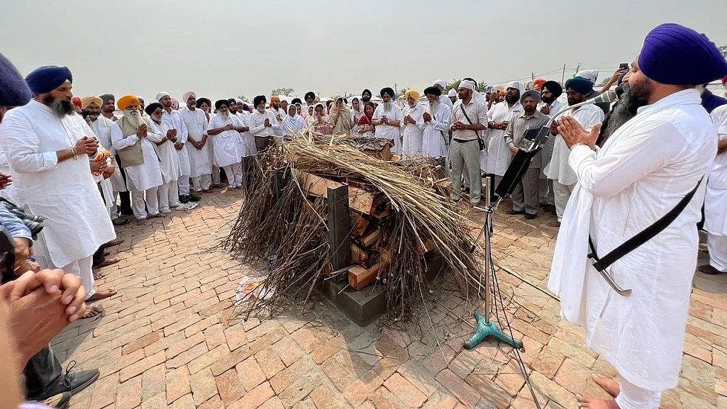 प्रकाश सिंह बादल का राजकीय सम्मान के साथ अंतिम संस्कार हुआ
