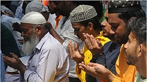 पूरे यूपी में 'अलविदा' की नमाज को लेकर सुरक्षा कड़ी, हजारों जवान तैनात, ड्रोन कैमरों से भी होगी निगरानी