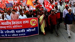 महाराष्ट्र के किसानों ने फिर शुरू किया 52 किमी का 'लॉन्ग मार्च', BJP पर लगाए गंभीर आरोप