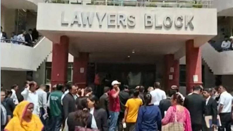 फोटोः वीडियोग्रैब