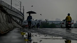 दिल्ली-NCR में सुबह-सुबह तेज बारिश, कई जगहों जलभराव, ट्रैफिक पर पड़ा असर, मौसम विभाग का अलर्ट जारी