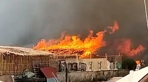 बिहार: पटना के शास्त्री नगर की झुग्गी में लगी भीषण आग, गैस सिलेंडर से हुआ धमाका, फायर ब्रिगेड की गाड़ियां मौके पर