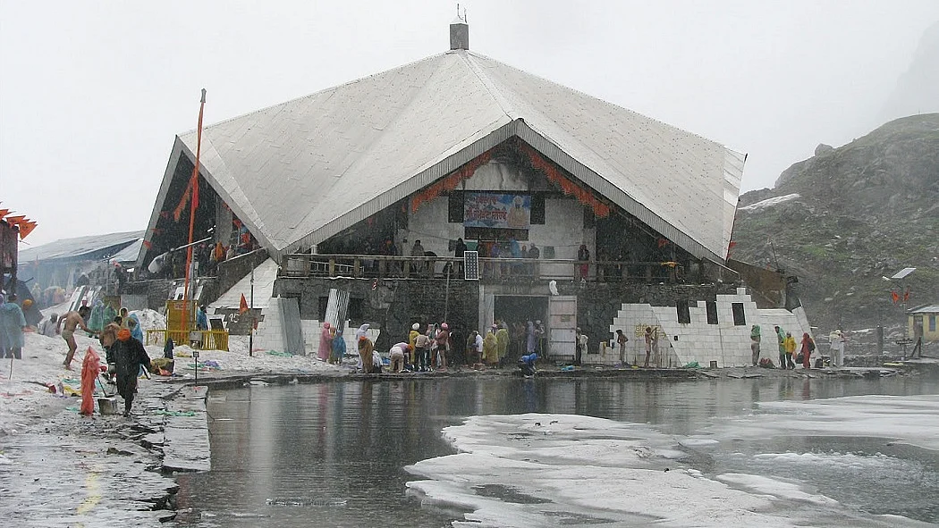 उत्तराखंड में बिगड़ा मौसम, हेमकुंड साहिब में रोकी गई आज की यात्रा