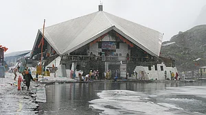 उत्तराखंड में बिगड़ा मौसम, हेमकुंड साहिब में रोकी गई आज की यात्रा, श्रद्धालुओं को सुरक्षित स्थान पर रुकने की सलाह
