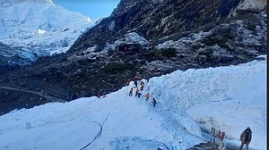 उत्तराखंड: केदारनाथ धाम की यात्रा फिर हुई शुरू, भैरव गदेरे में क्षतिग्रस्त पैदल मार्ग को खोलने में लगी टीम