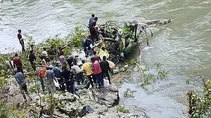 जम्मू-कश्मीर के किश्तवाड़ में बड़ा हादसा, चिनाब नदी में गिरा सेना का हेलिकॉप्टर