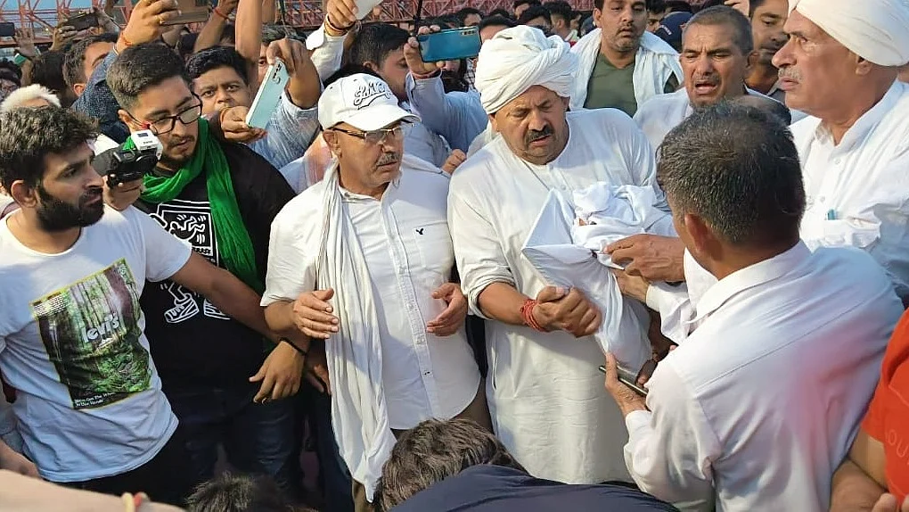 गंगा में मेडल बहाने हरिद्वार पहुंचे पहलवानों को नरेश टिकैत ने रोका