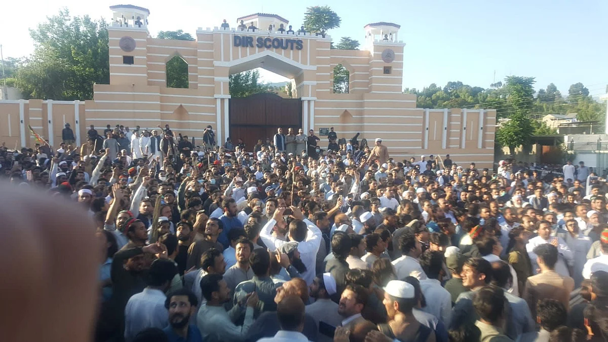 पाकिस्तान में इमरान की गिरफ्तारी के खिलाफ बवाल