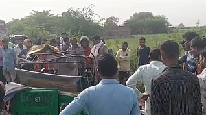 यूपी के फतेहपुर में सड़क हादसे से कोहराम! टैंकर की टक्कर से ऑटो में सवार 9 लोगों की दर्दनाक मौत, कई घायल