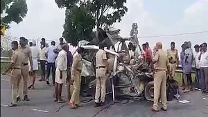 कर्नाटक में सड़क हादसे में एक ही परिवार के 10 लोगों की मौत, NH पर कार और बस में भीषण टक्कर से हुआ हादसा