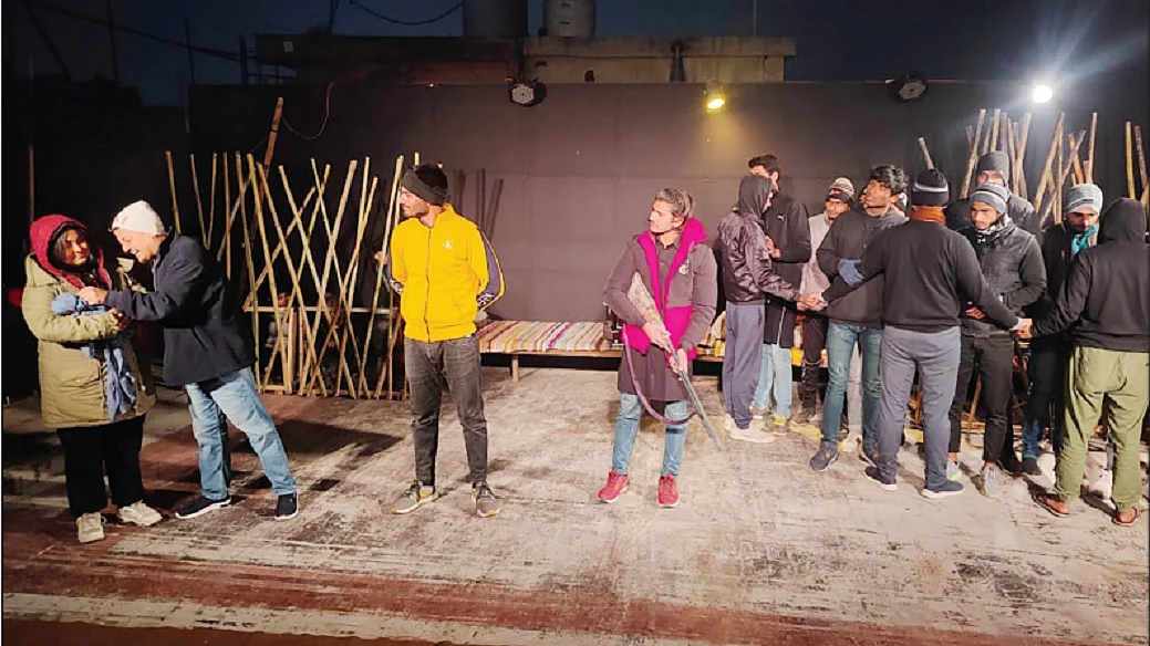 शाम होते ही खुली छतों की दुनिया बदल जाती है और यहां रंगमंच आकार लेने लगता है।