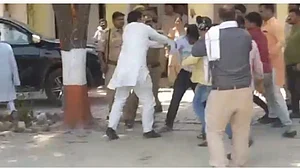 गाली बक रहे BJP नेता को सपा MLA ने दौड़ा दौड़ाकर पीटा, थाने में पुलिस के सामने दिखा रहा था टशन!