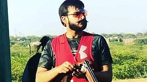 मुख्तार अंसारी के बेटे को लेकर बड़ा खुलासा, शूटिंग की आड़ में विदेशों से मंगवाया था हथियार, पता भी दिखाया गलत