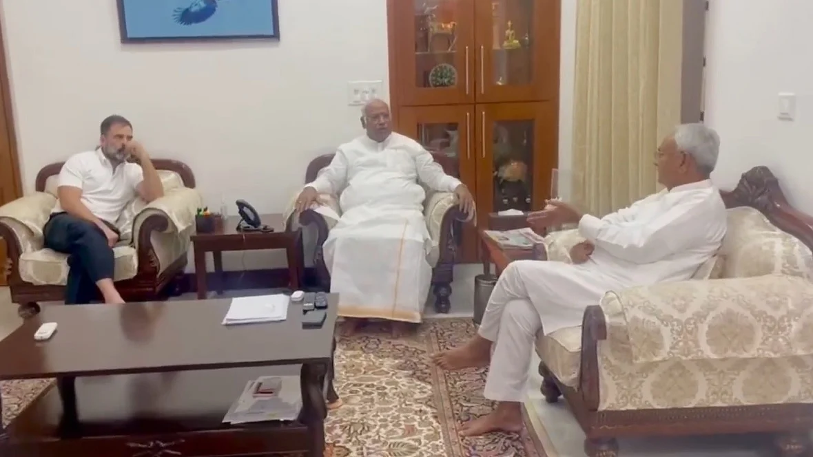 कांग्रेस अध्यक्ष मल्लिकार्जुन खड़गे, कांग्रेस नेता राहुल गांधी और बिहार के सीएम और जेडीयू प्रमुख नीतीश कुमार के बीच आज दिल्ली में मुलाकात हुई (फोटो - कांग्रेस द्वारा शेयर किए गए वीडियो से)