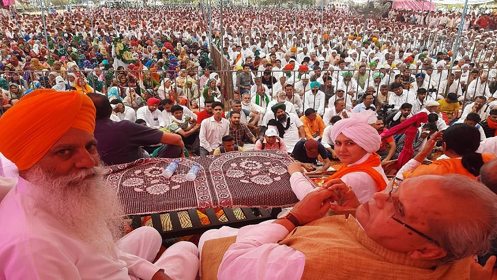 महापंचायत में पहुंचे पूर्व राज्यपाल सत्यपाल मलिक और किसान यूनियन के गुरनाम सिंह चढ़ूनी