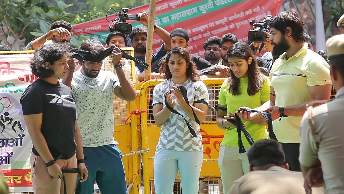 प्रदर्शनकारी पहलवान बजरंग पुनिया, विनेश फोगट और अन्य पहलवान इस क्लिप में ऐसा कोई नारा लगाते नहीं दिख रहे हैं।