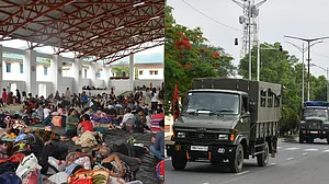 मणिपुर में नहीं थम रही हिंसा, केंद्र ने अनुच्छेद 355 लागू किया, सेना का फ्लैग मार्च जारी, कई जगह हिंसा की खबरें