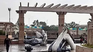 उज्जैन के महाकाल लोक में आंधी से सप्तऋषियों की 6 मूर्तियां टूटीं, कमलनाथ ने घटिया निर्माण पर सरकार को घेरा