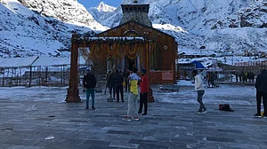 चारधाम यात्रा पर बेमौसम बारिश और बर्फबारी की मार, यात्रियों की संख्या समिति करने पर विचार