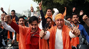 राम पुनियानी का लेखः बजरंग दल की रगों में हिंसा, बाबरी मस्जिद गिराने से ग्राहम स्टेंस के परिवार को जलाने तक भूमिका