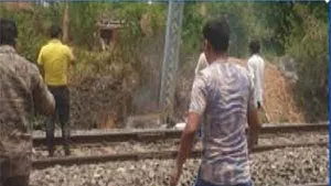 झारखंड के धनबाद में दर्दनाक हादसा, रेलवे स्टेशन पर करंट लगने से 8 लोग जिंदा जले, 12 लोग झुलसे