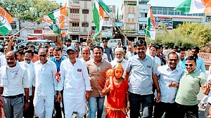 कर्नाटक में कांग्रेस की बड़ी जीत, पूर्व IAS अधिकारी का सवाल- मोदी मैजिक फुस्स होने लगा क्या?