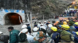 जोशीमठ भू-धंसावः हाईकोर्ट ने NTPC को दी टनल की सफाई की अनुमति, विस्फोटक, भारी मशीनों के उपयोग की सख्त मनाही
