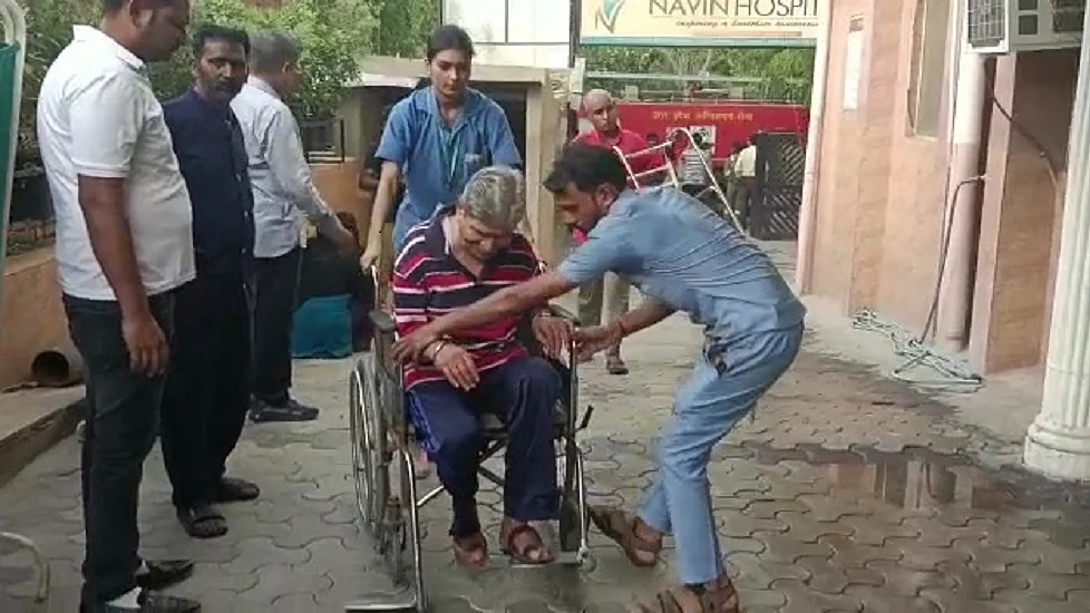 ग्रेटर नोएडा के अस्पताल में लगी आग, ICU से 5 लोगों को सुरक्षित निकाला गया