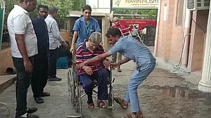 ग्रेटर नोएडा के अस्पताल में लगी आग, ICU से 5 लोगों को सुरक्षित निकाला गया, फायर ब्रिगेड ने पाया आग पर काबू