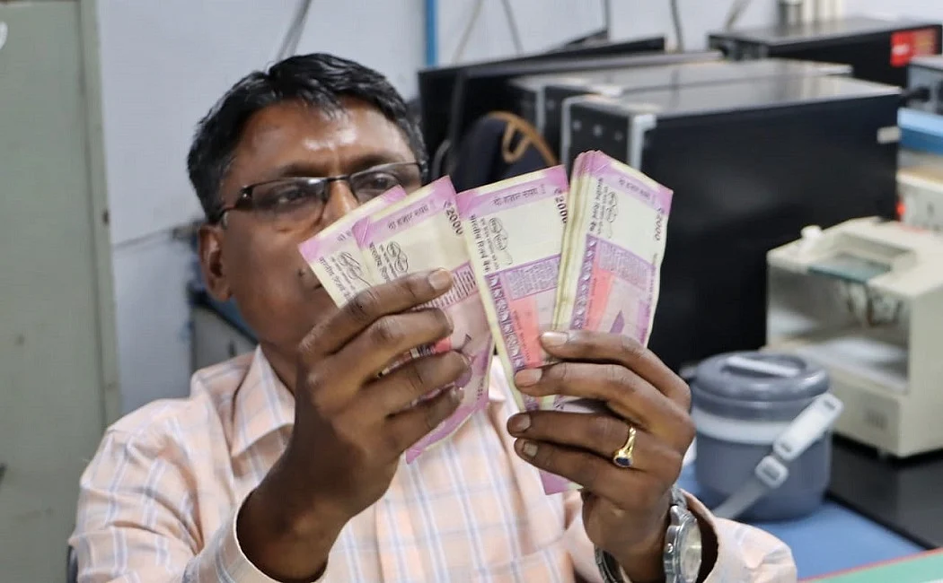 दो हजार का नोट आया और गया, पर काले धन पर सवाल वहीं का वहीं